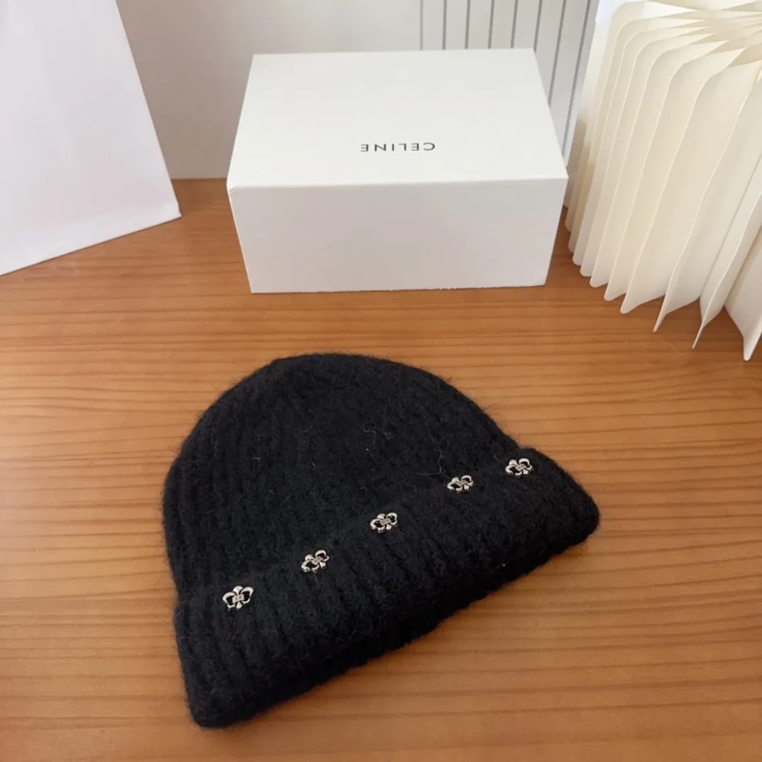 💰60 Crow Heart Autumn and Winter Wool Knitted Beanie This must be a favorite of minimalism. It is clean, neat, fashionable and versatile, and will definitely not be picky about your face shape! A fashionable classic that lasts forever! Fashionable black and white can be purchased together!